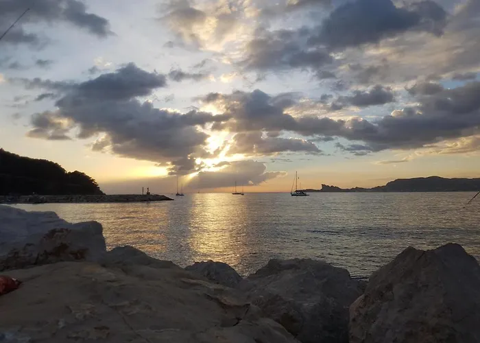 Hôtel accueillant les animaux: le petit Eden de la Madrague face à la Ciotat
